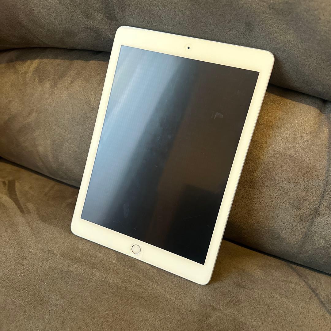 第5世代Apple iPad 9.7インチ　シルバーiPad本体
