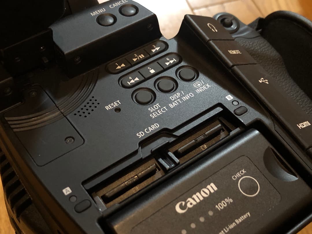 Canon EOS C100 ＋18-200 f3.5 レンズ付き シネマカメラ