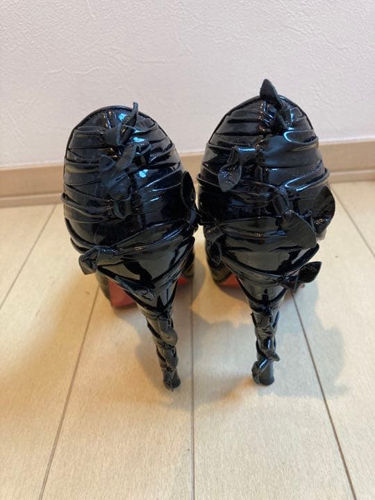 ルブタンピンヒール　ブラック美品✨ハロウィンにピッタリ