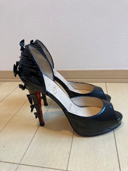 ルブタンピンヒール　ブラック美品✨ハロウィンにピッタリ