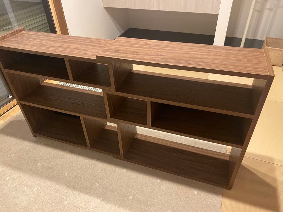 ブラウン木製オープンシェルフ