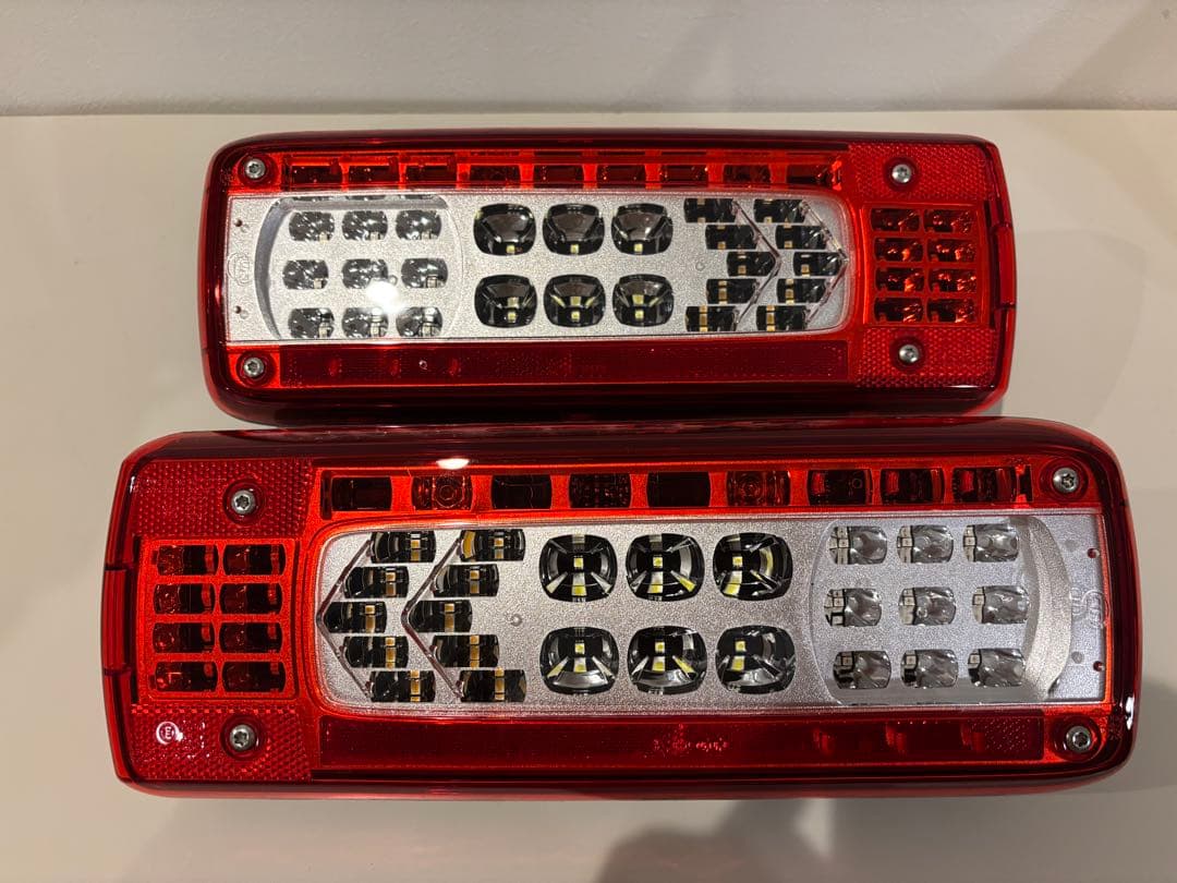 UD トラック　クオン　純正　ショートタイプ　LEDテールランプ