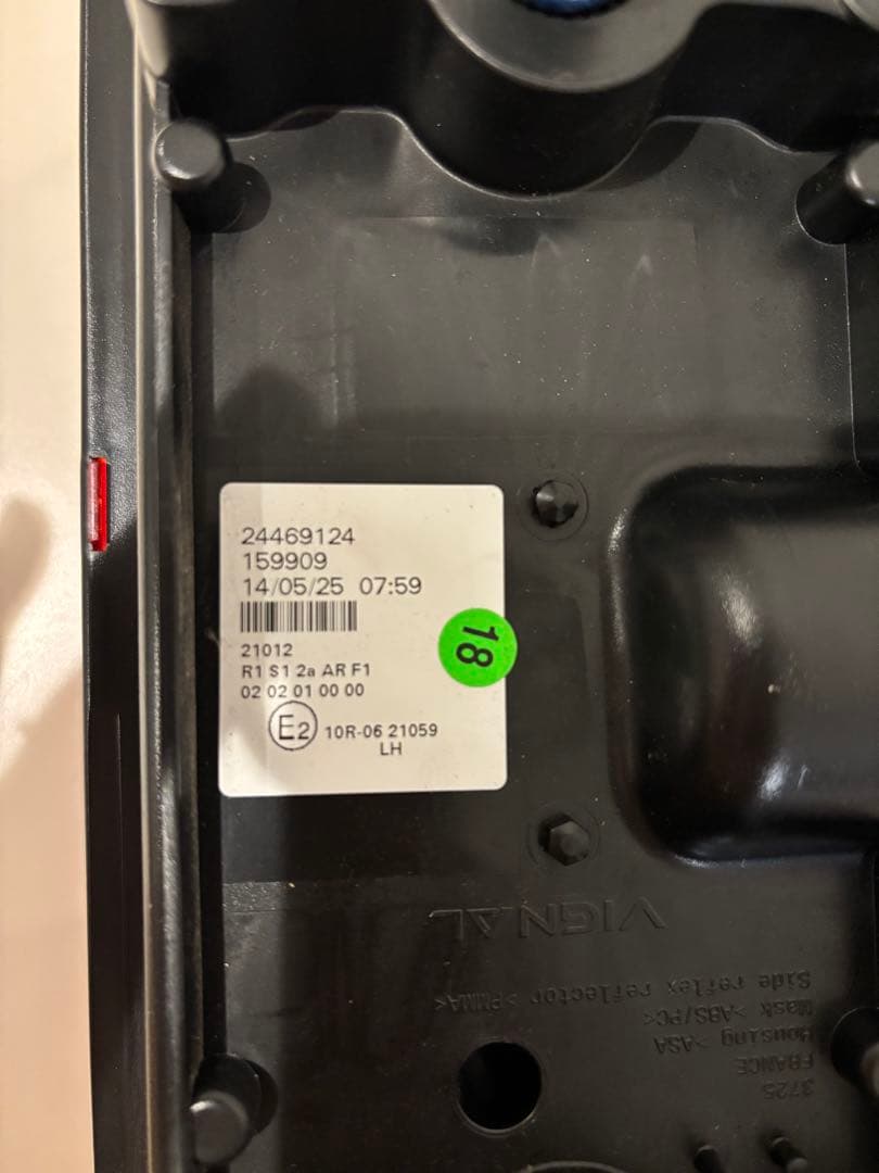 UD トラック　クオン　純正　ショートタイプ　LEDテールランプ