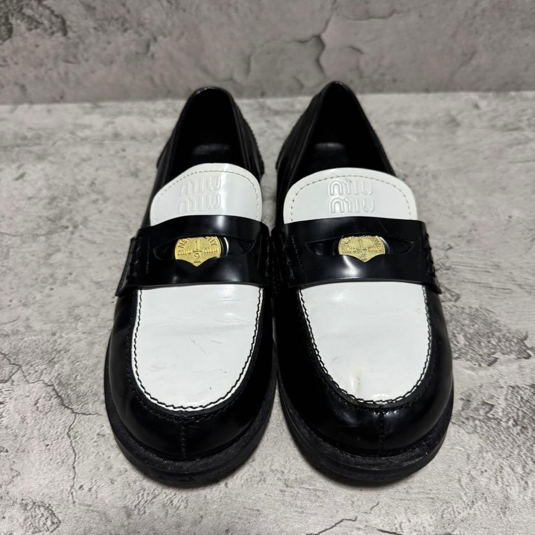 靴 Miu Miu Coin Two Tone Penny Loafers