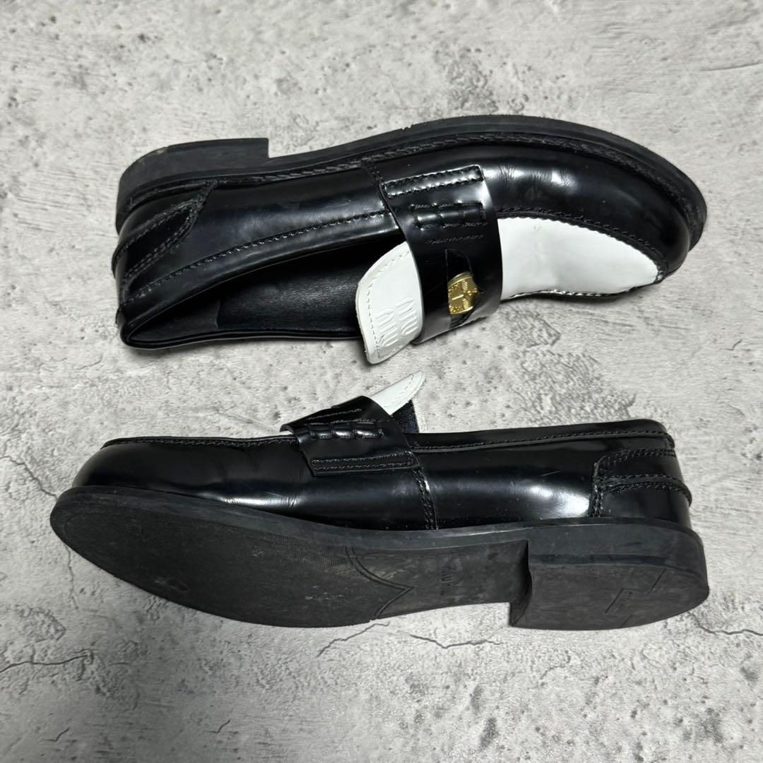靴 Miu Miu Coin Two Tone Penny Loafers