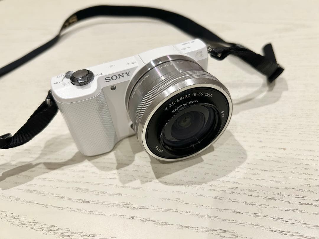 SONY ミラーレス一眼 α5000 ホワイト　バッテリー付属