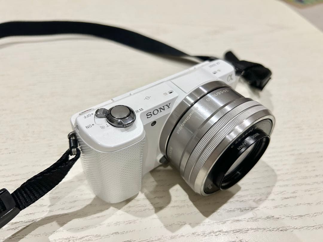 SONY ミラーレス一眼 α5000 ホワイト　バッテリー付属