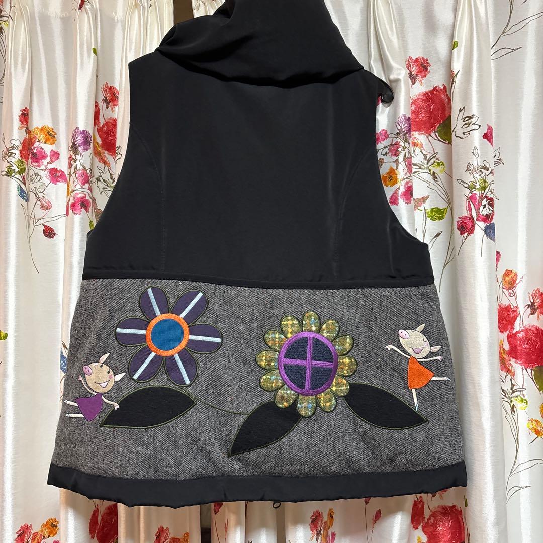 アルベロベロ ブタさん　刺繍 ダウンベスト