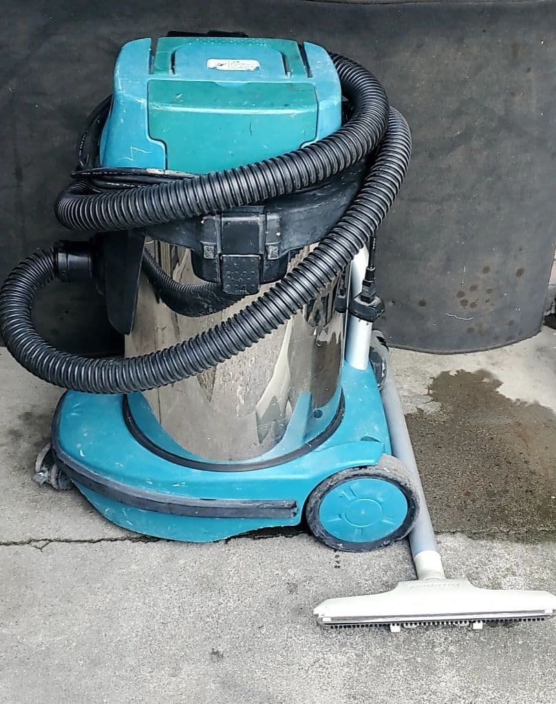 マキタ490乾、湿両用掃除機