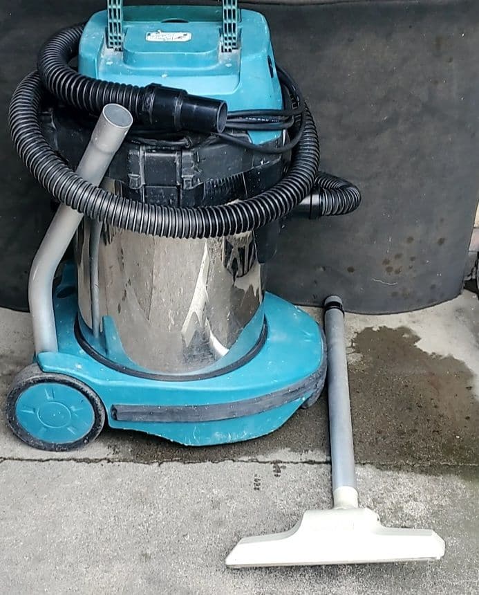 マキタ490乾、湿両用掃除機