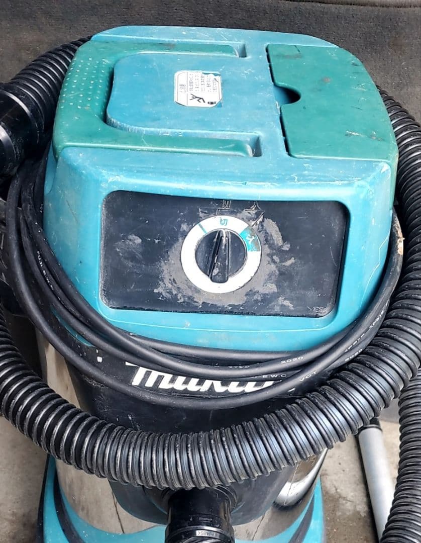 マキタ490乾、湿両用掃除機