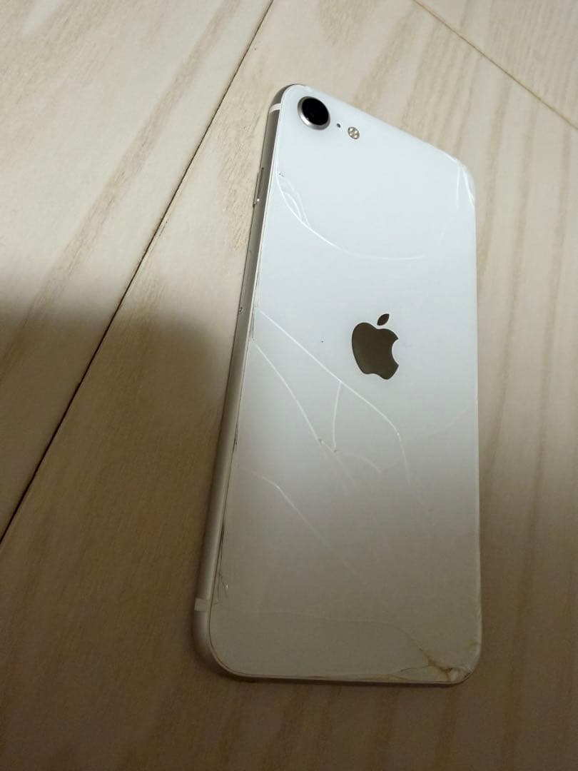 iPhone se 第２世代 ホワイト 64GB 背面ひび割れ 本体のみ