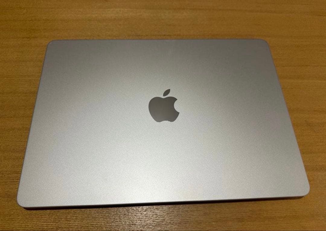 MacBookAir M2 13インチ 8GB/256GB 箱付　スターライト