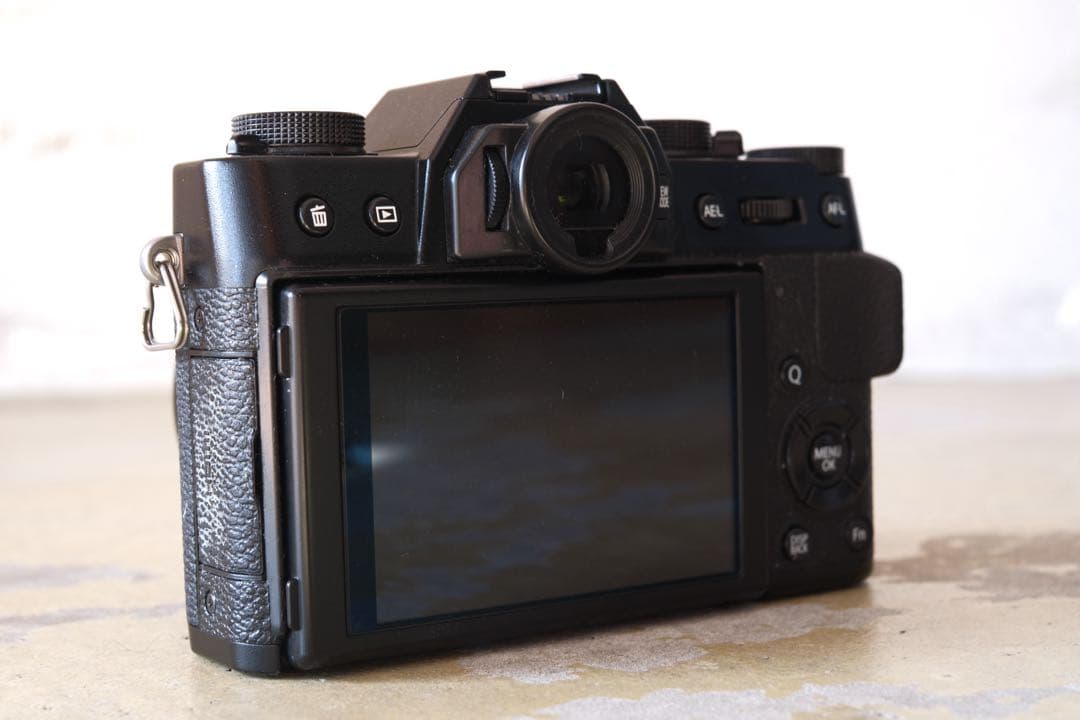 FUJIFILM X-T10 ミラーレス一眼 本体のみ　充電器追加しました