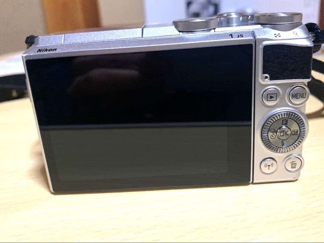 NikonJ5ミラーレスダブルレンズ付きシルバー