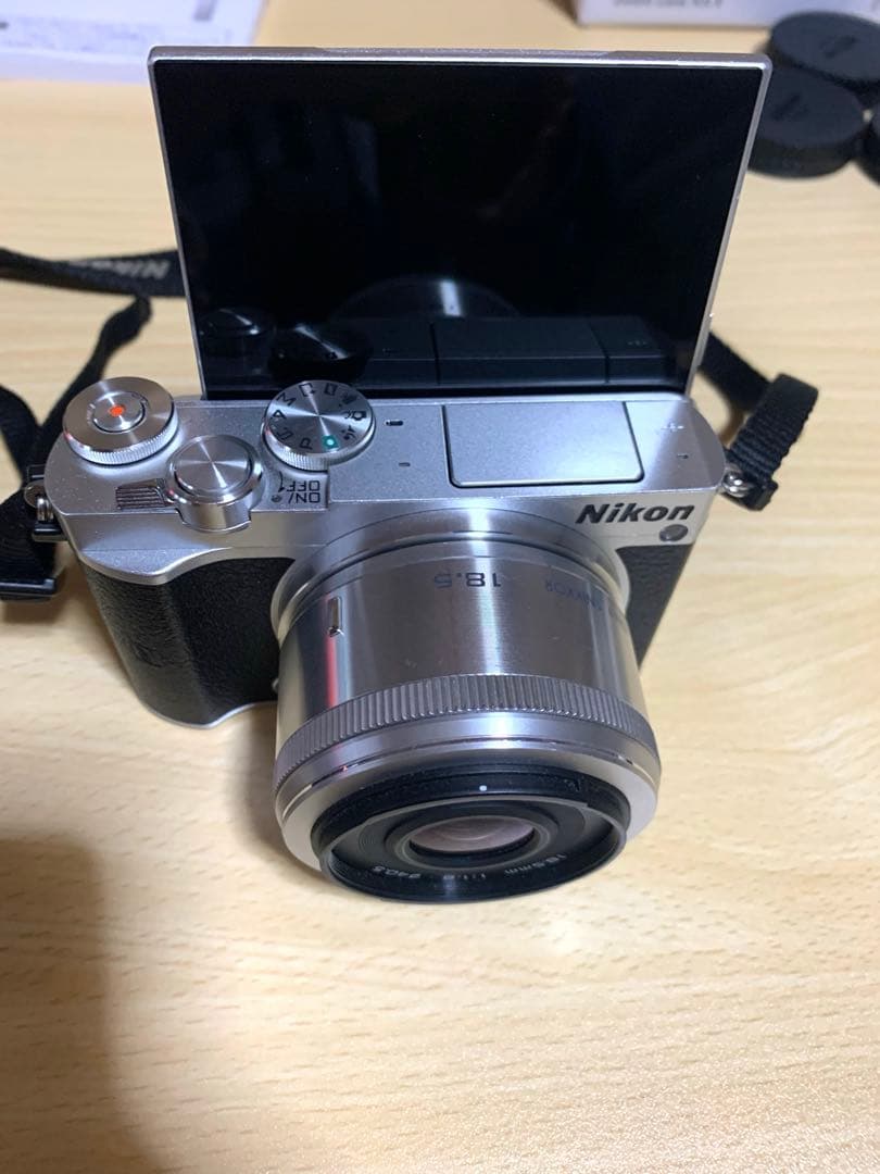 NikonJ5ミラーレスダブルレンズ付きシルバー