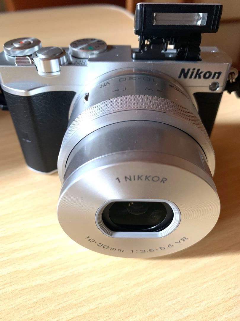 NikonJ5ミラーレスダブルレンズ付きシルバー