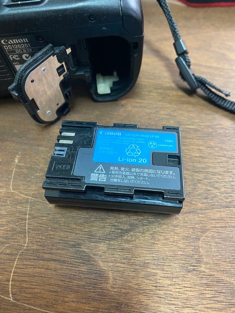 Canon EOS 7D デジタル一眼レフカメラ DS126251