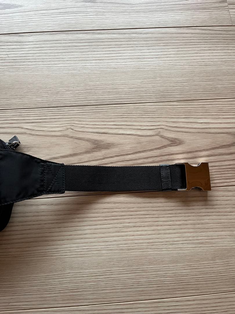 PRADAボディバッグ