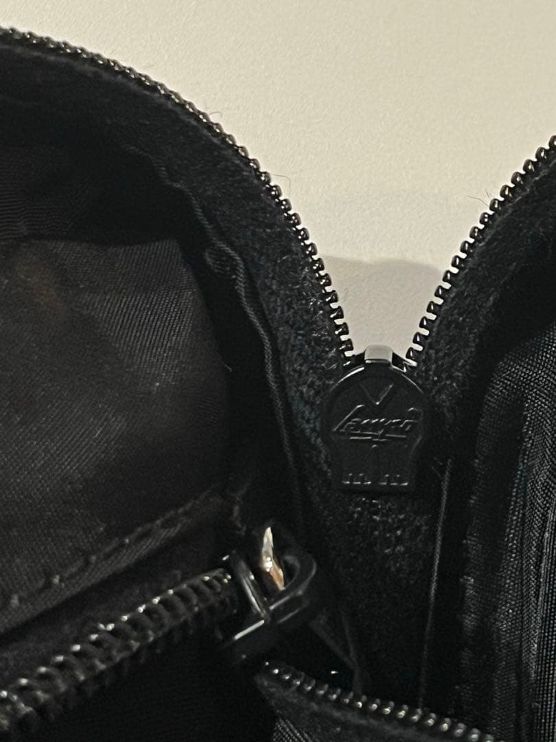 PRADAボディバッグ