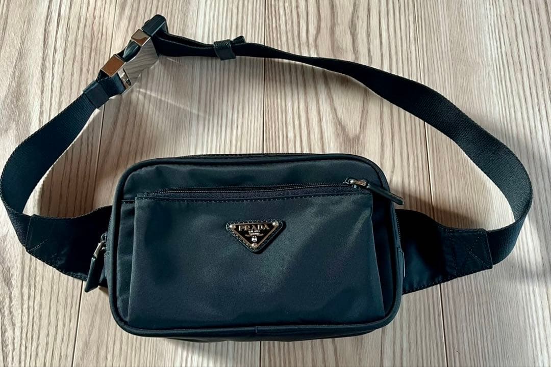 PRADAボディバッグ