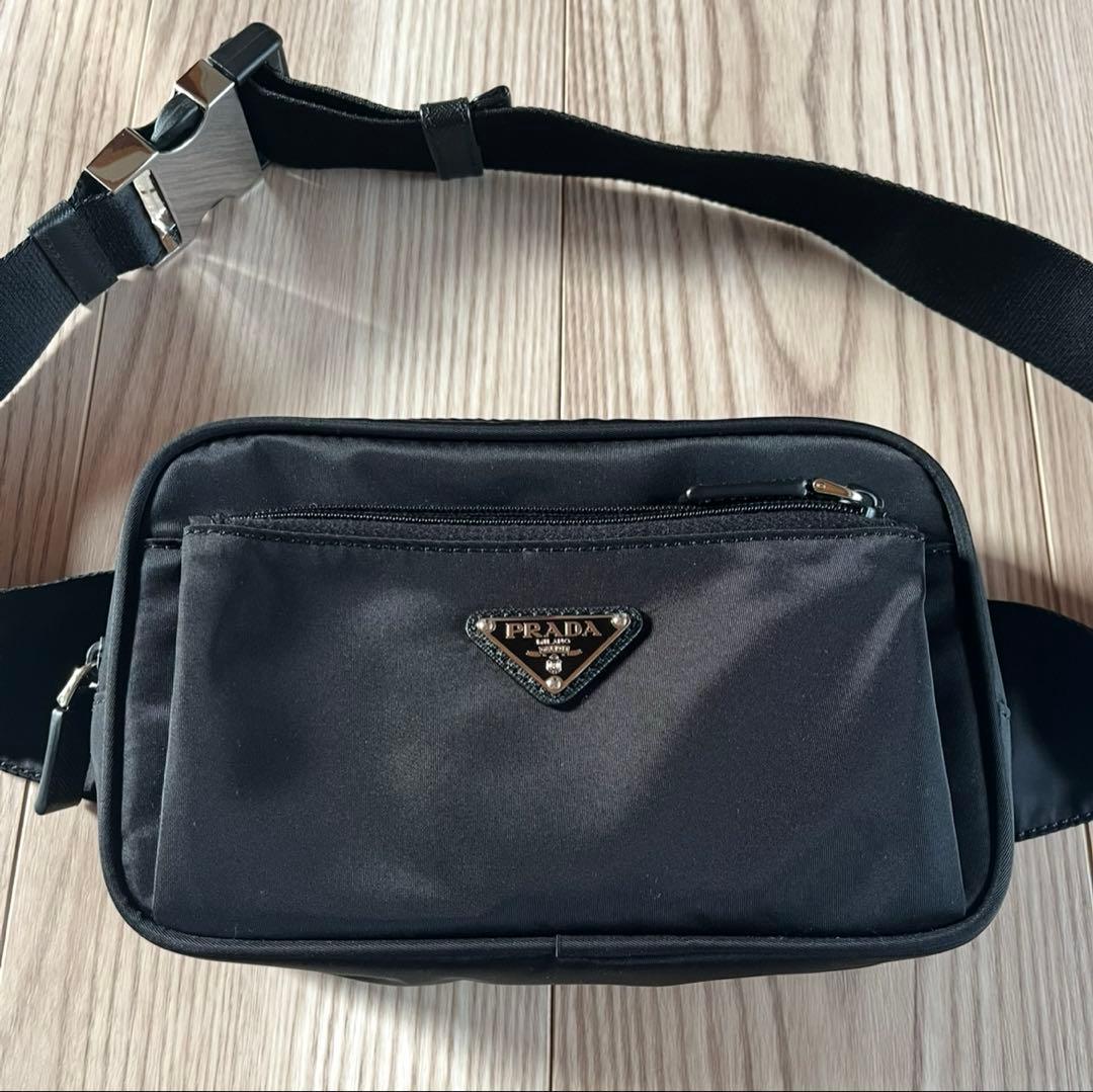 PRADAボディバッグ