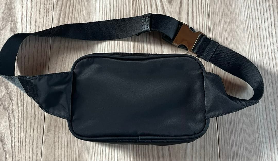 PRADAボディバッグ