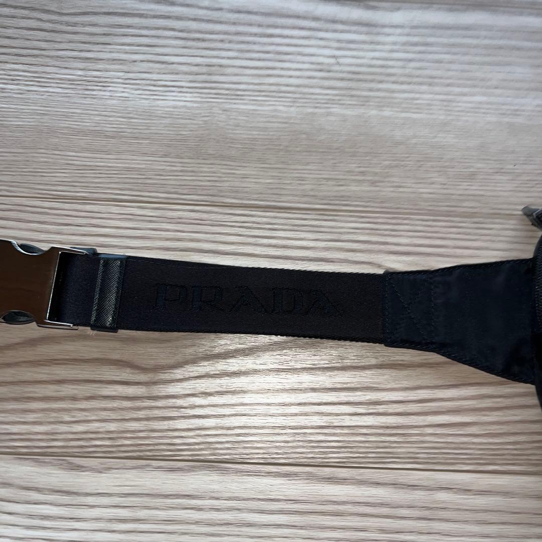 PRADAボディバッグ