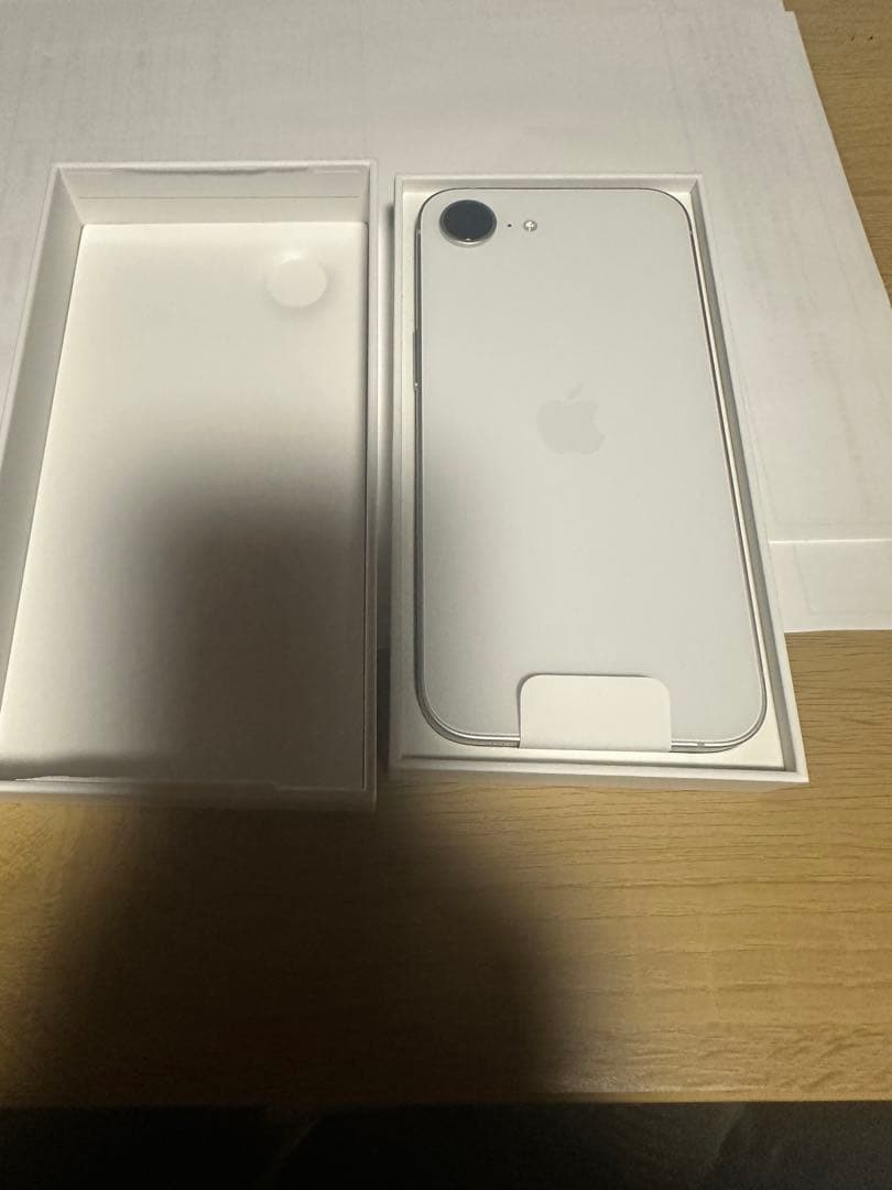 iPhone16e 新品未使用品　128GBホワイトW