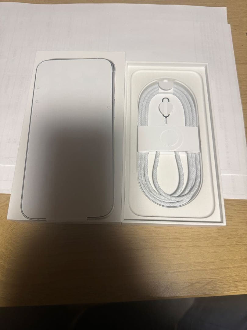 iPhone16e 新品未使用品　128GBホワイトW