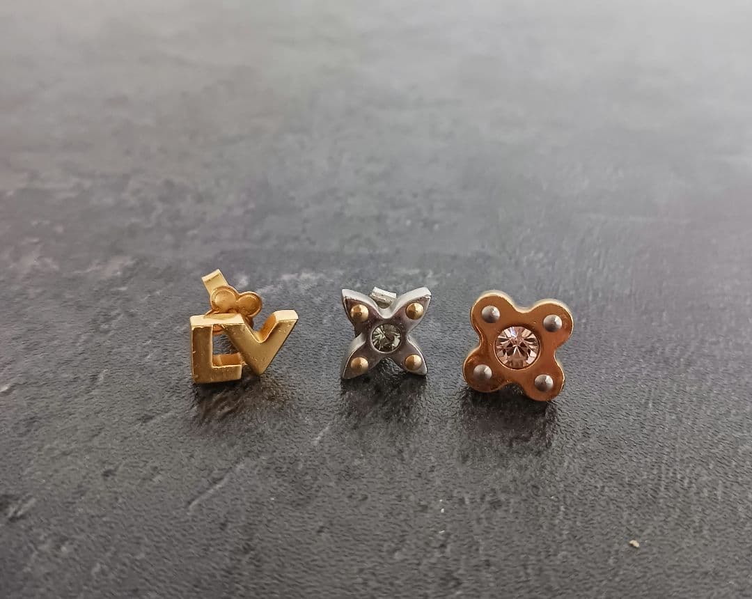 LVロゴ スタッドピアス 3個セット