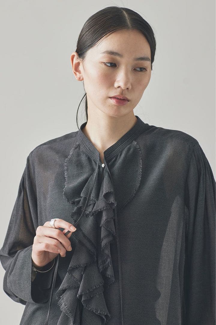 【823様限定】カレンソロジー ウールミックスボイルフリルブラウス グレー