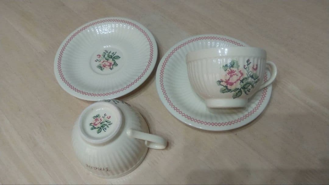 イマン★エミリー★レッド ティーポット★カフェボール★カップ＆ソーサー 陶器製