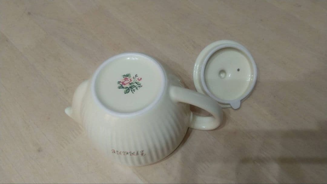 イマン★エミリー★レッド ティーポット★カフェボール★カップ＆ソーサー 陶器製