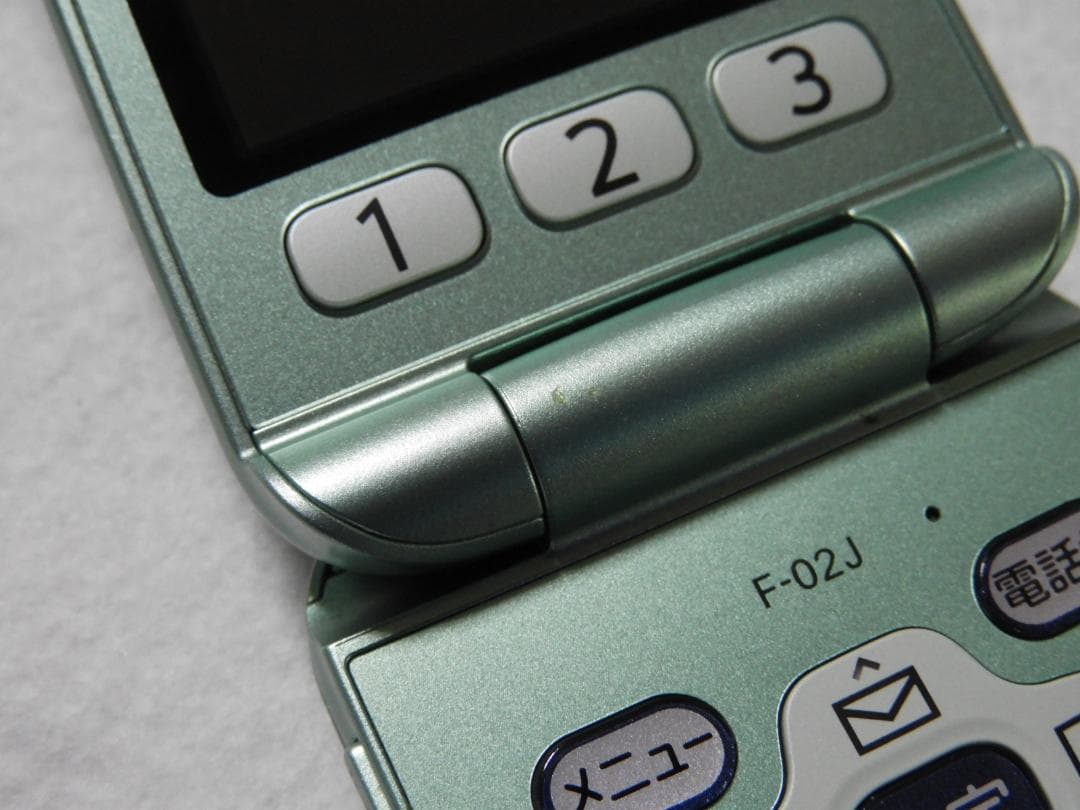 富士通 らくらくホン F-02J グリーン docomo ガラホ 4G LTE