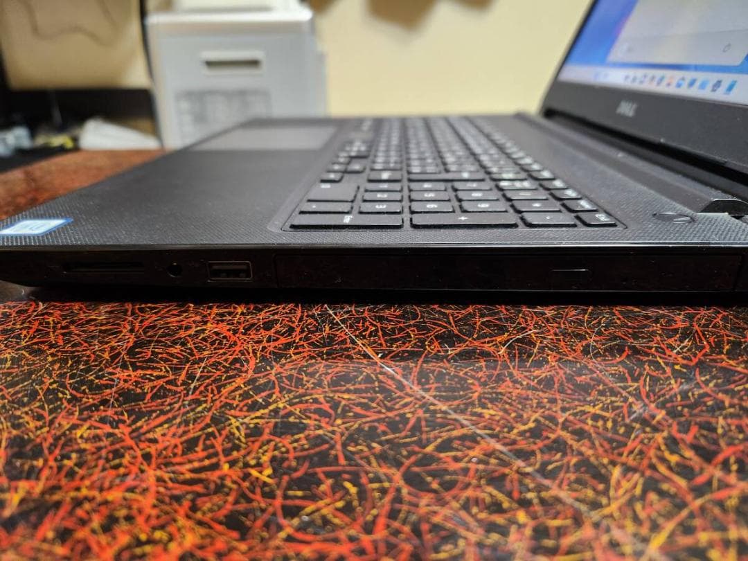 DELLノートパソコン　SSD 128GB　メモリ4GB　7世代　軽量