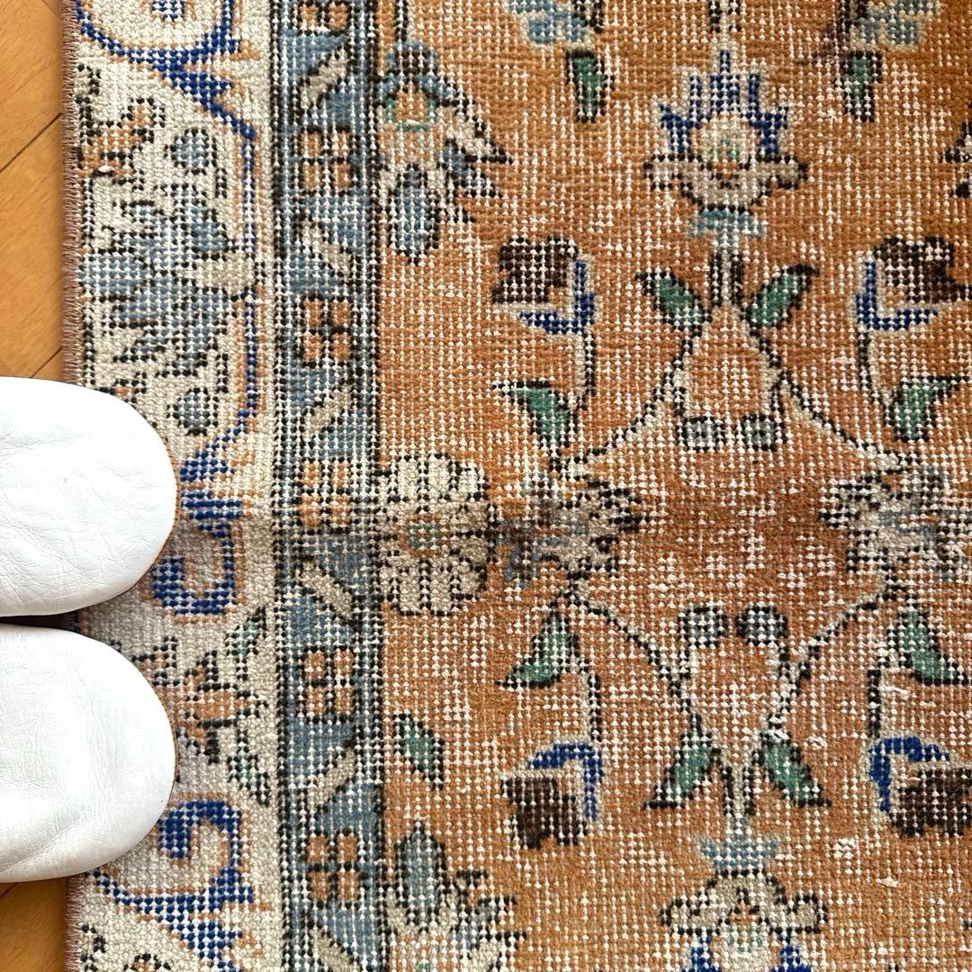 56×120ペールオレンジ　青い花　ボタニカル　トルコヴィンテージラグ