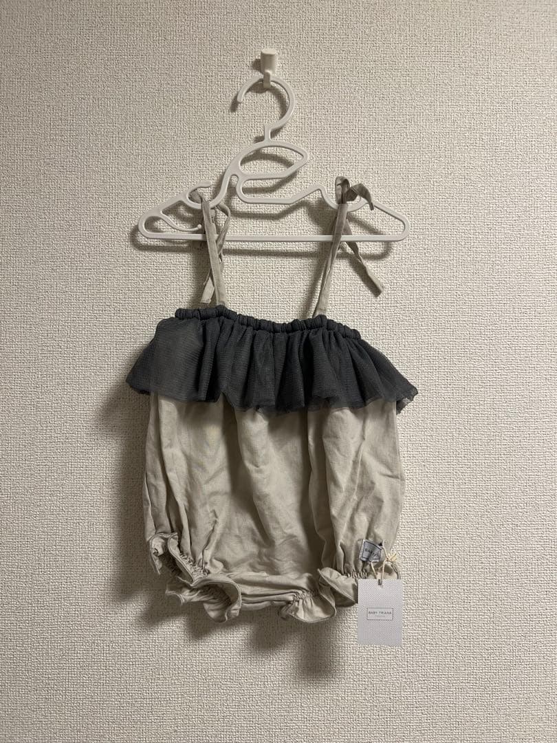 baby triana フリル付きロンパース ベージュ グレー