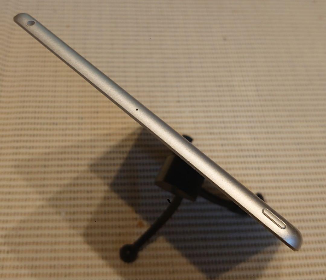 完動品液晶無傷iPad第6世代(A1893)本体32GB送料込X6GN7
