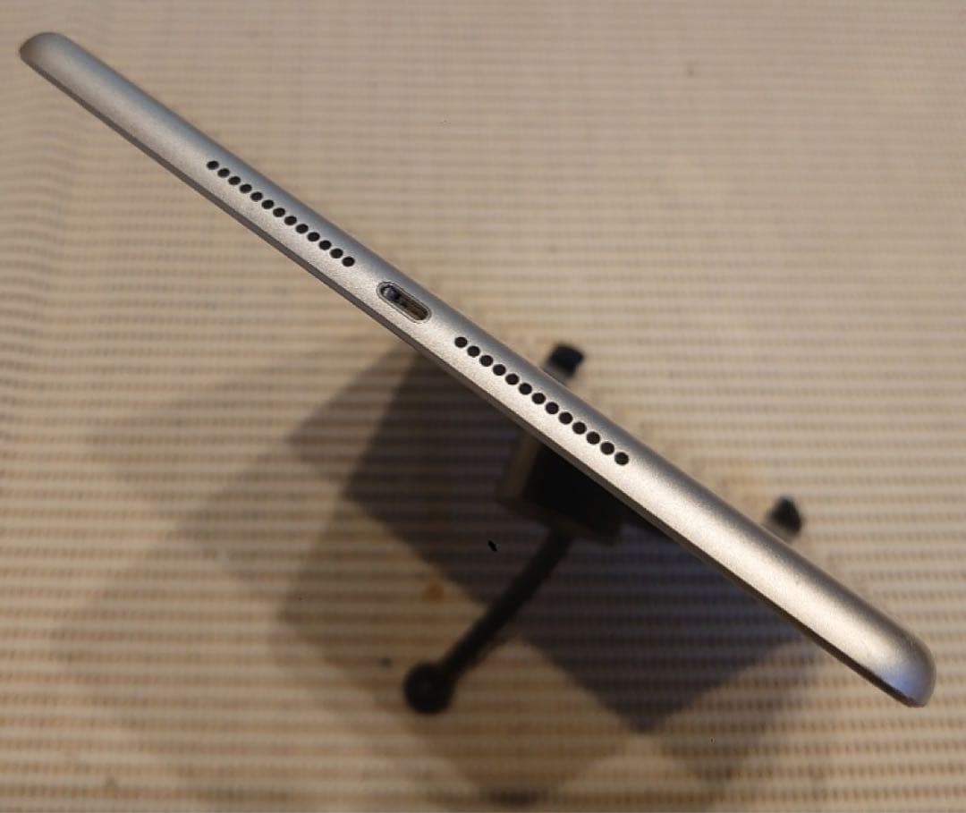 完動品液晶無傷iPad第6世代(A1893)本体32GB送料込X6GN7