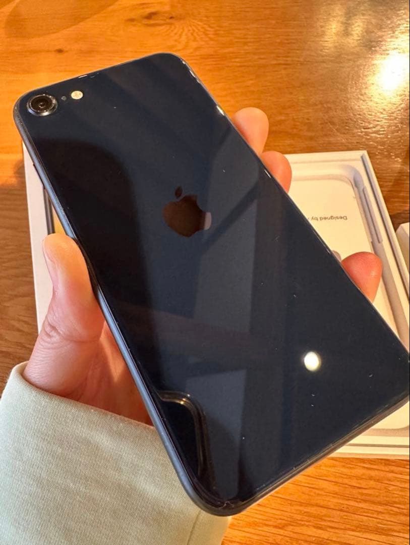 iPhone SE (第3世代) ブラック 本体