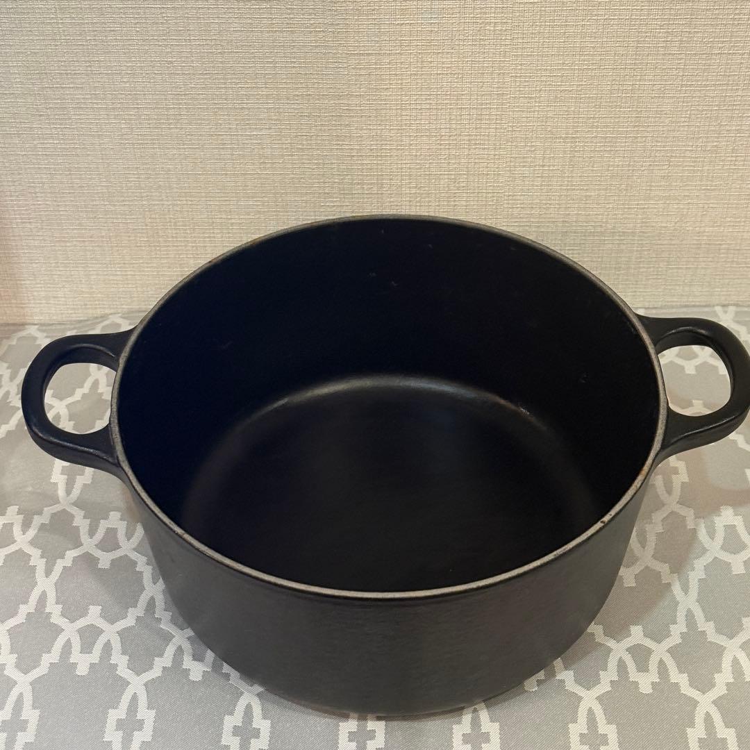 美品 ルクルーゼ ココットロンド 22cm 黒調理器具