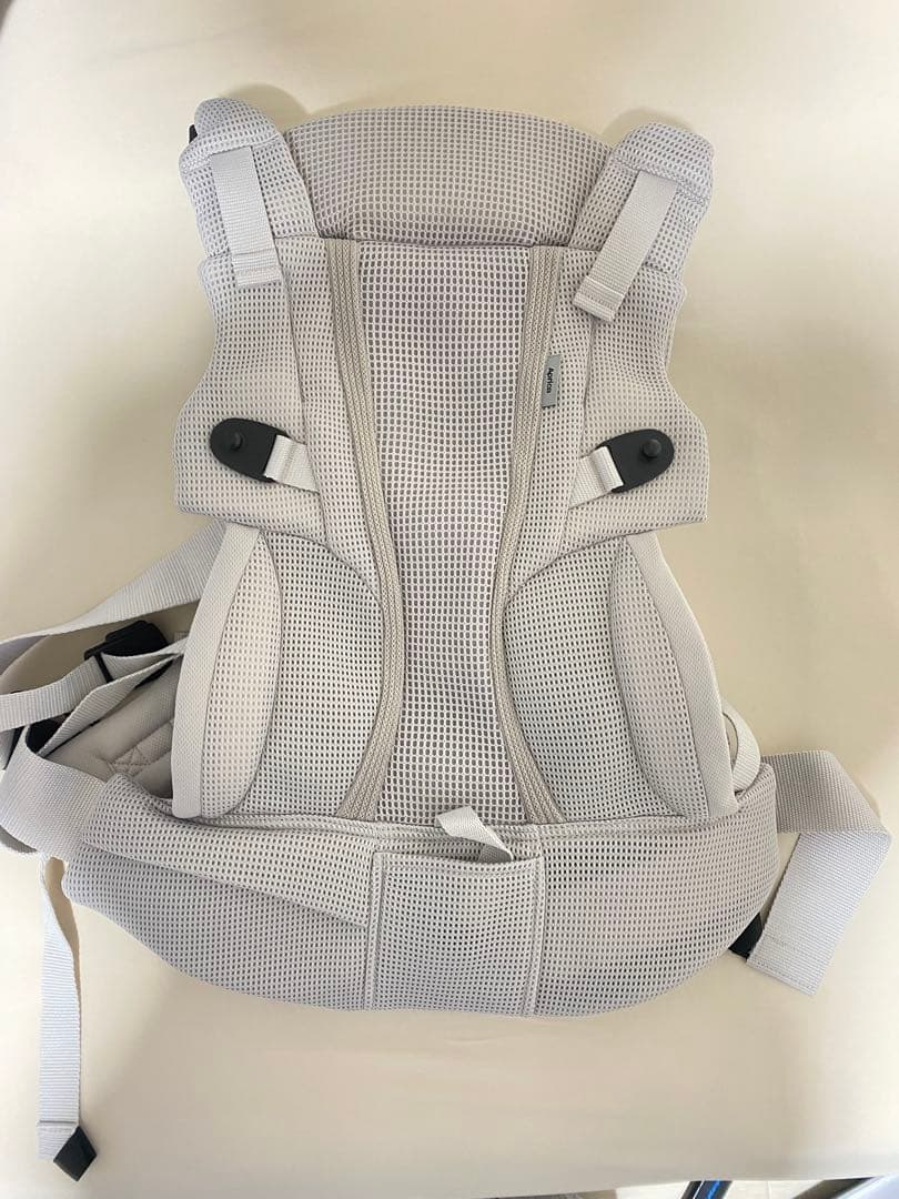 美品 アップリカ 2025年10月購入 新色ラクリス 抱っこ紐 ホワイトアッシュ