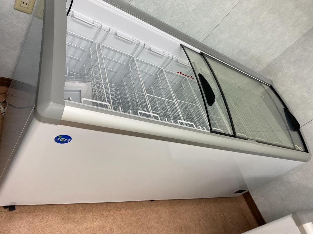 スェ　ジン　トゥン　冷凍ショーケース