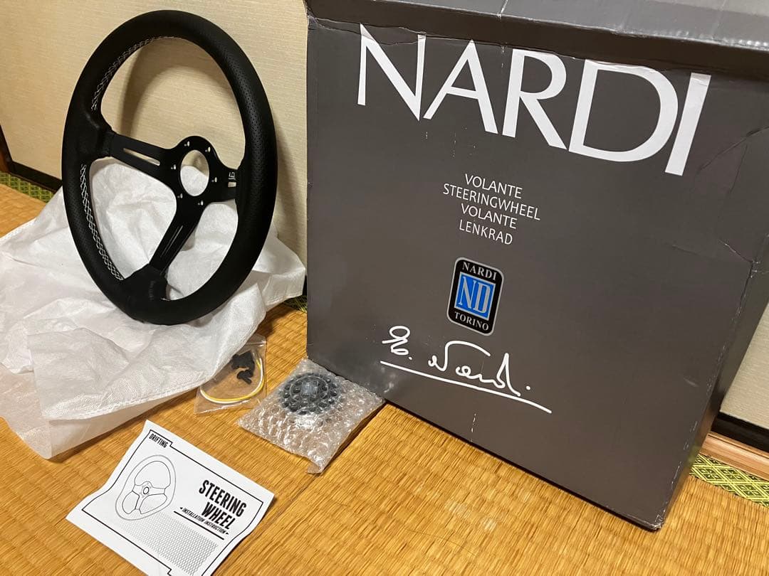 ナルディ（NARDI）クラシックレザーステアリング 35パイ　海外輸入品