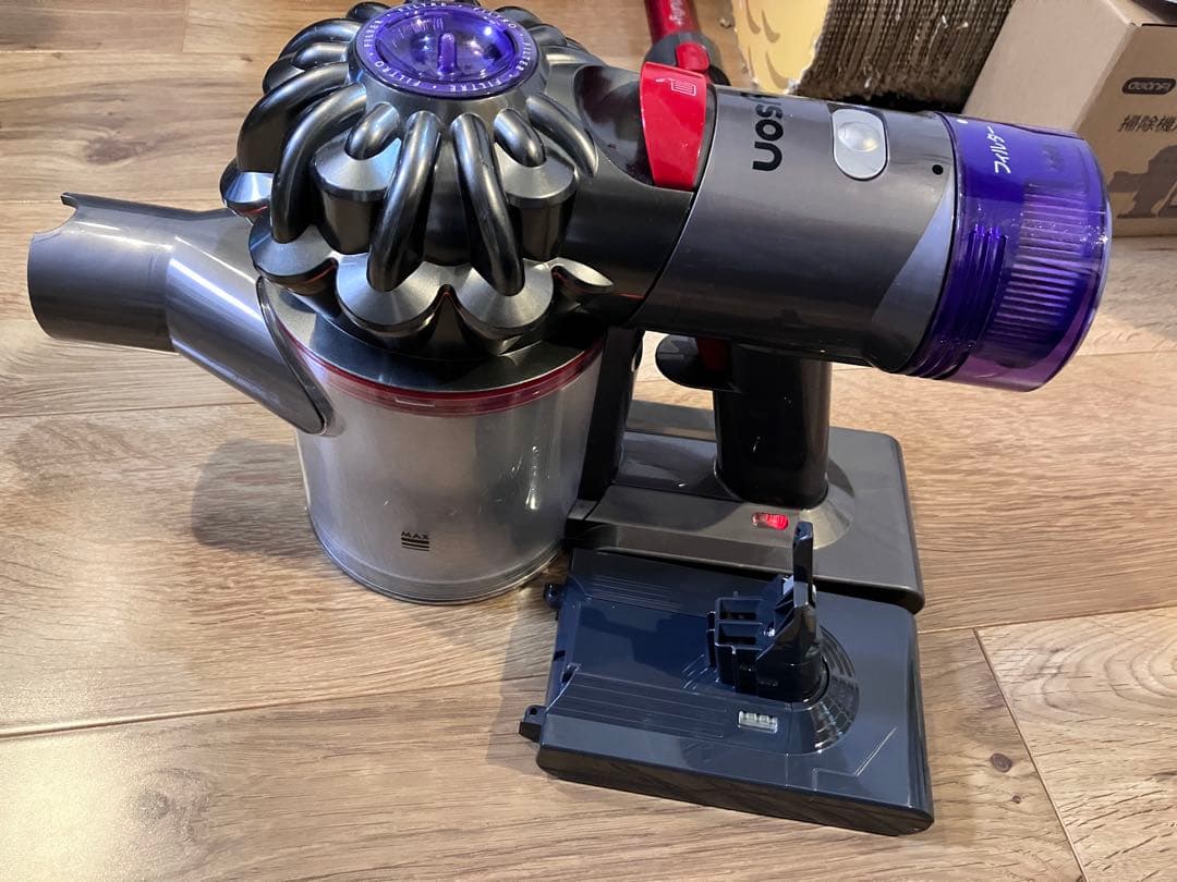 Dyson V8 Slim fluffy 現役稼働中 すぐ使えます。