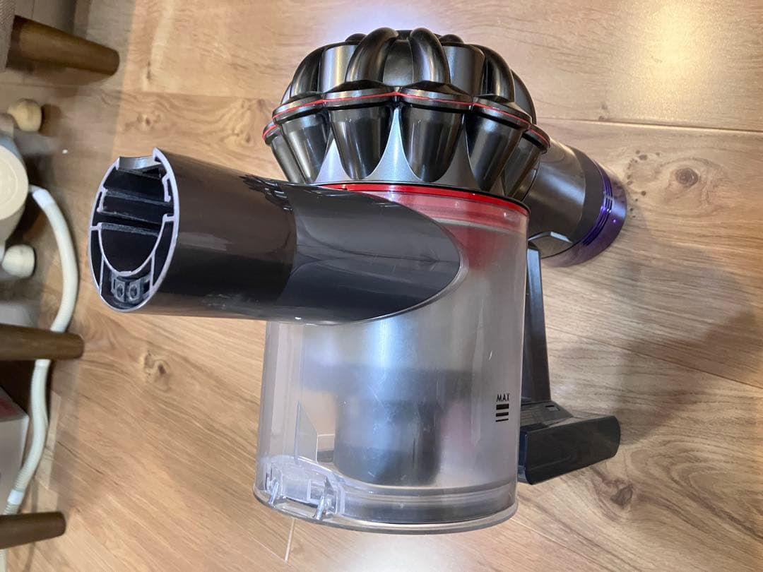 Dyson V8 Slim fluffy 現役稼働中 すぐ使えます。