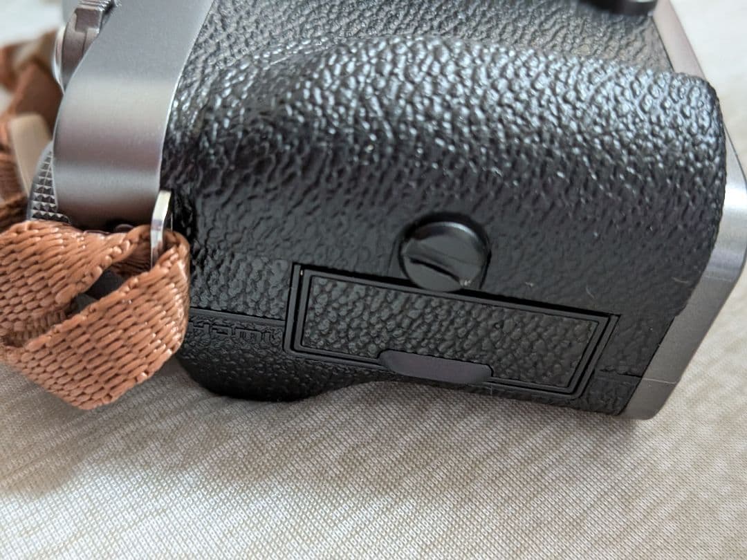 ​【良品】FUJIFILM X-T100 ボディ ダークシルバー（グリップ付）