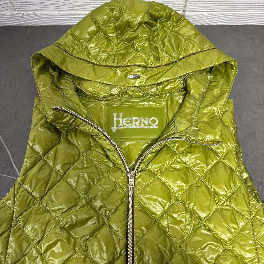美品　HERNO ヘルノ　キルティング　ダウンベスト サイズ42 グリーン系