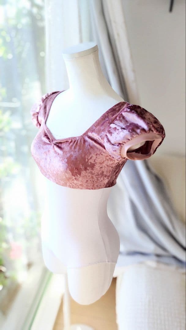 S～Mサイズ∕くすみピンククラッシュベロアのバッククロスリボン娘役レオタード白